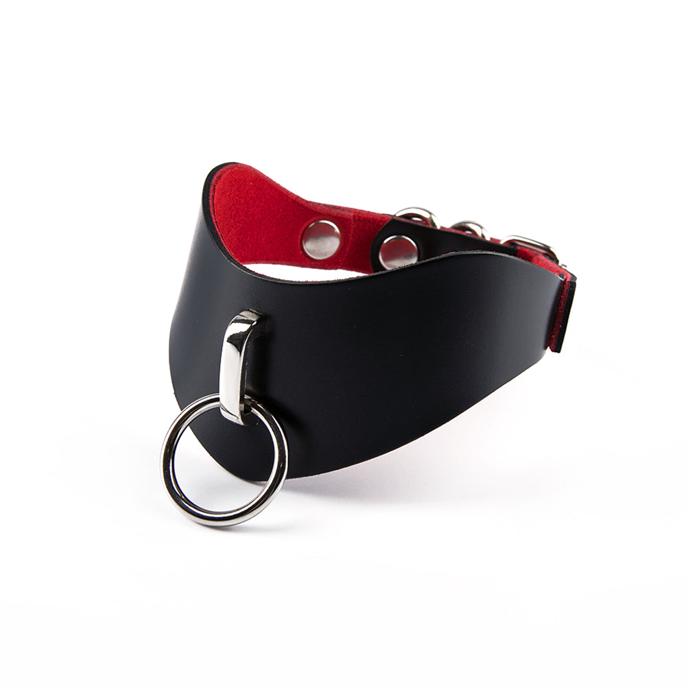 Curved O-ring choker on suede lining