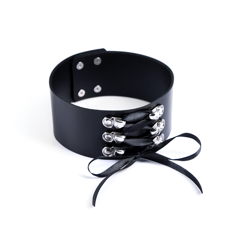 Leather choker collar with lace